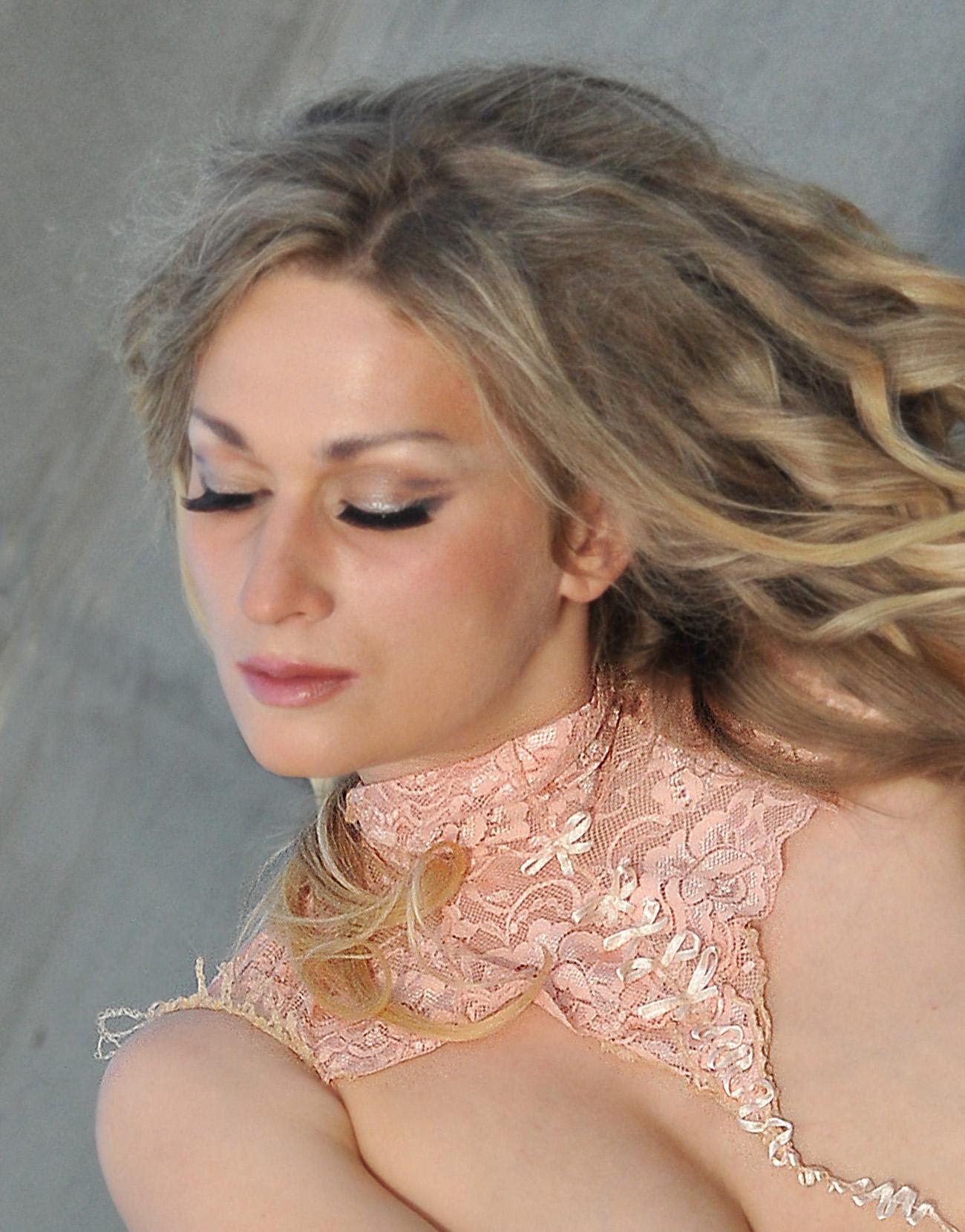 Nude Color Lace Décolleté Collar